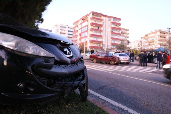 Kahramanmaraş'ta sürücüsüz araç 3 otomobile çarptı