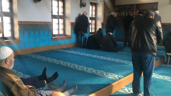 Ensonhaber yazdı, camideki oturaklar kaldırıldı