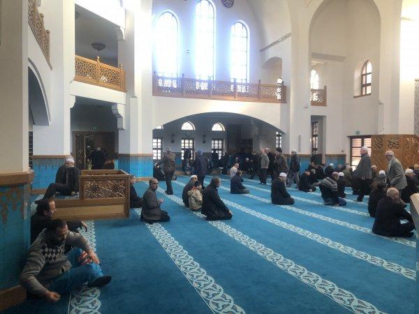 Ensonhaber yazdı, camideki oturaklar kaldırıldı