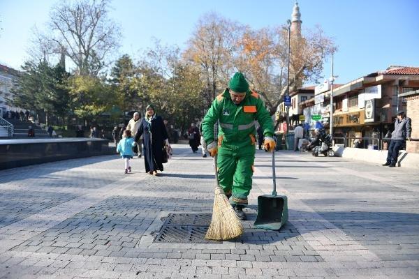 Bursa'da beresini sokak kedisine takan işçi fenomen oldu