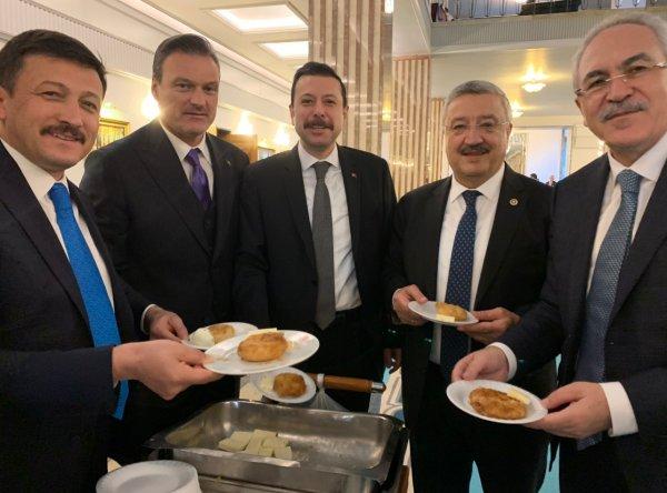 AK Partili vekiller Meclis'te simit ve boyoz dağıttı