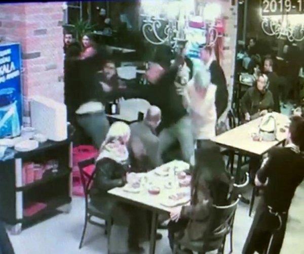 Sakarya'da bebek sandalyesine çarpan garsonu darbettiler