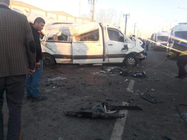 Samsun'da öğrenci servisi devrildi: 2 ölü 10 yaralı