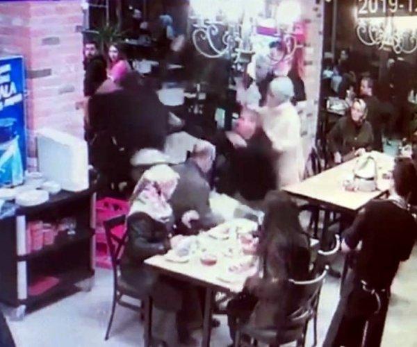 Sakarya'da bebek sandalyesine çarpan garsonu darbettiler