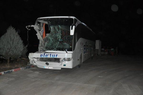 Afyonkarahisar'da yolcu otobüsü kamyona çarptı