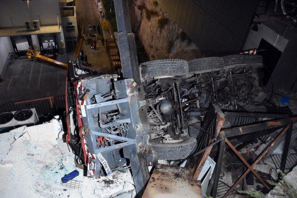 Muğla'da dengesini kaybeden vinç sepeti 60 metreden düştü