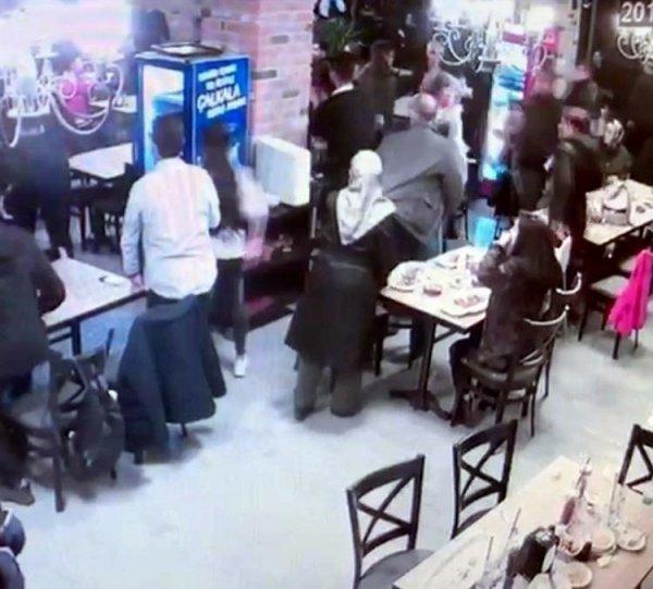 Sakarya'da bebek sandalyesine çarpan garsonu darbettiler