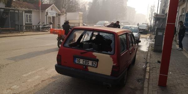 Para vermeyen babasının aracını taşladı