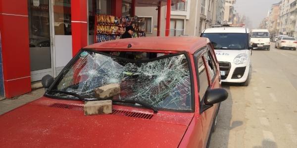 Para vermeyen babasının aracını taşladı