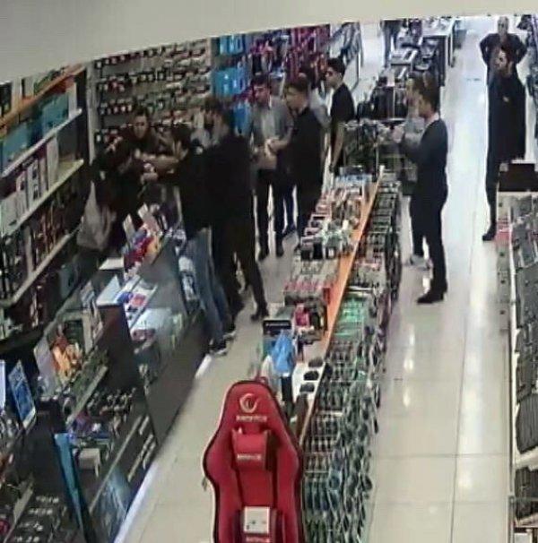 Baba ve oğlu teknomarket çalışanlarına saldırdı