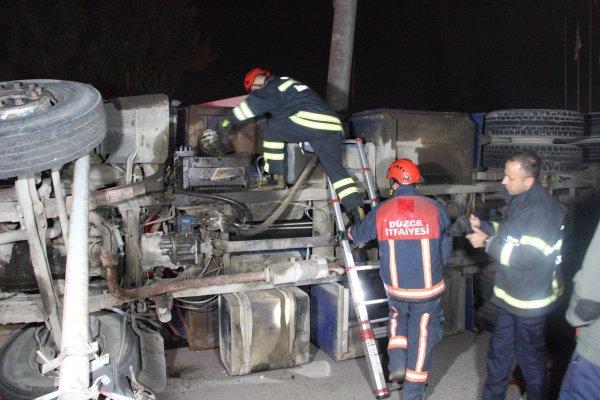 Düzce'de kamyon elektrik direğine çarptı