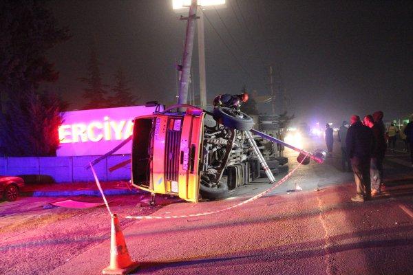 Düzce'de kamyon elektrik direğine çarptı