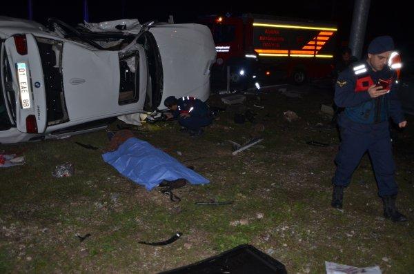 Adana'da iki otomobil kavşakta çarpıştı