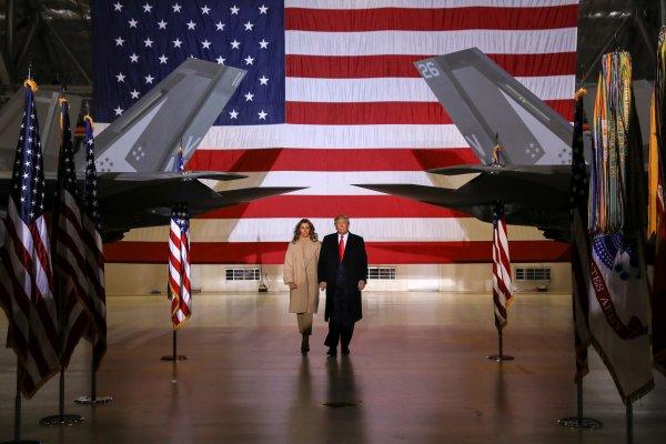 Trump, Türkiye'ye yaptırımları içeren savunma bütçesini onayladı