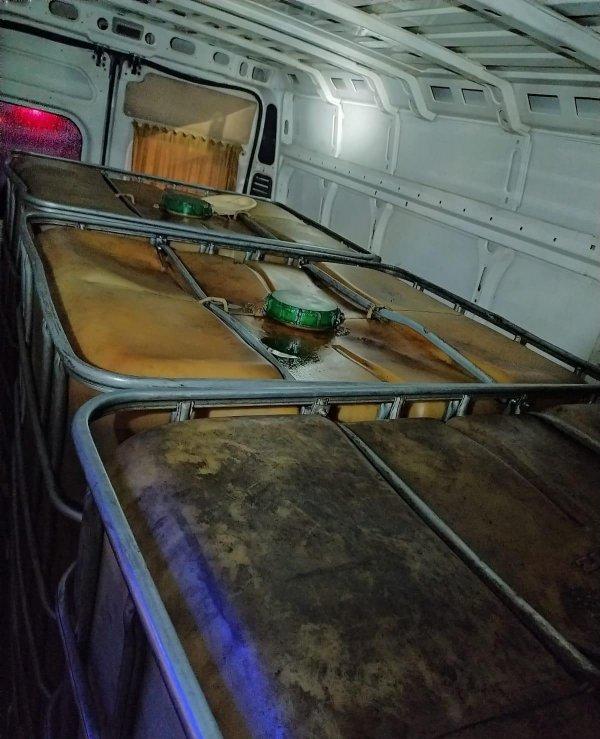 Minibüsten 3 ton kaçak akaryakıt çıktı