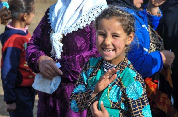 Mehmetçik Resulayn'da çocukları sevindiriyor