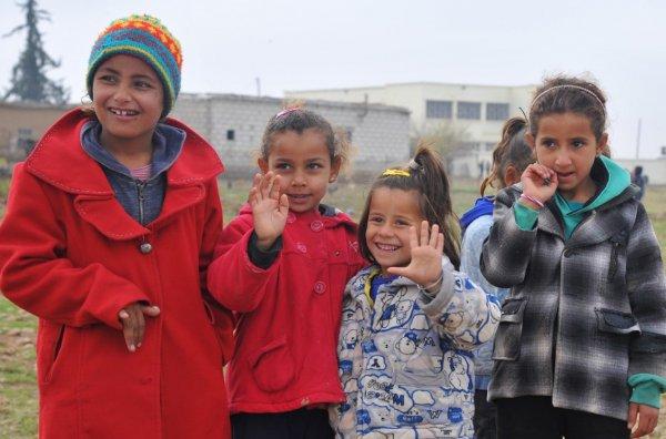 Mehmetçik Resulayn'da çocukları sevindiriyor