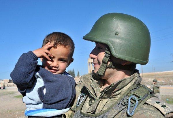 Mehmetçik Resulayn'da çocukları sevindiriyor