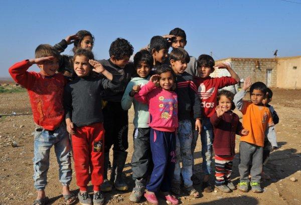 Mehmetçik Resulayn'da çocukları sevindiriyor