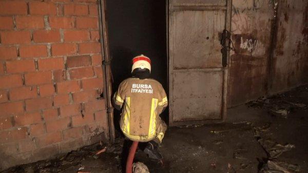 Bursa'da hurdalıkta çıkan yangın 2 fabrikaya sıçradı