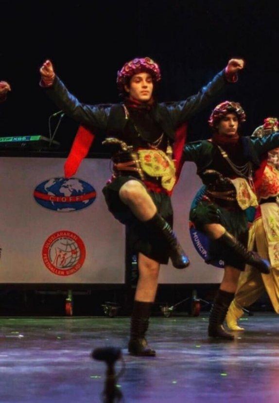 Öğrenci grubu bir kişiyi darbetti bir kişi de bıçakladı