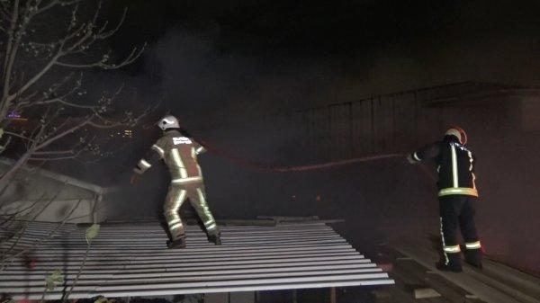 Bursa'da hurdalıkta çıkan yangın 2 fabrikaya sıçradı