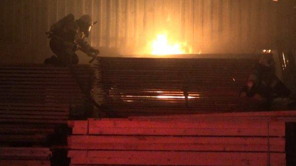 Bursa'da hurdalıkta çıkan yangın 2 fabrikaya sıçradı