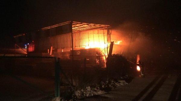 Bursa'da hurdalıkta çıkan yangın 2 fabrikaya sıçradı