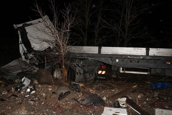 Çankırı'da iki tır kafa kafaya çarpıştı