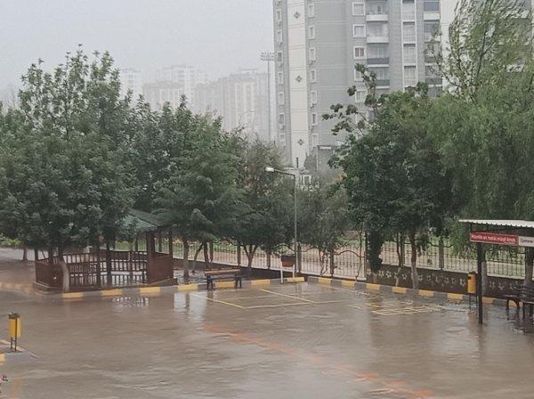 Adana'da sağanak nedeniyle okullar tatil