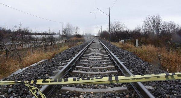 Raylarda ölü bulunan kadının üzerinen 10 yük treni geçti