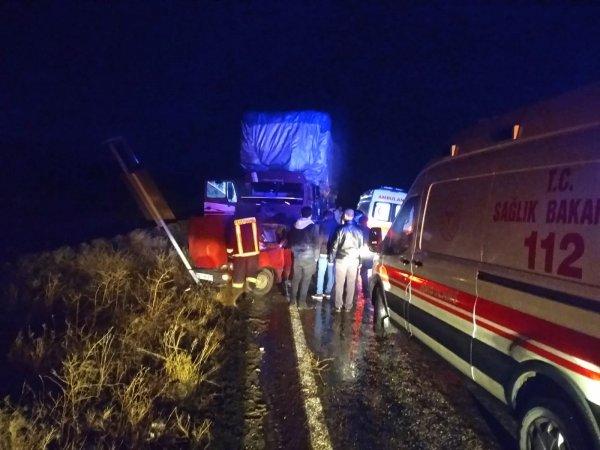 Çorum'da kamyon ile çarpışan otomobildeki 2 kişi öldü