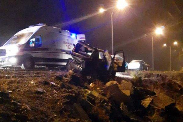 Gaziantep'te iki otomobil çarpıştı:1 ölü 3 yaralı