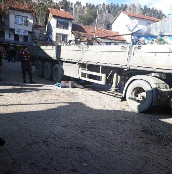 Antalya'da tırın çarptığı yaşlı adam hayatını kaybetti