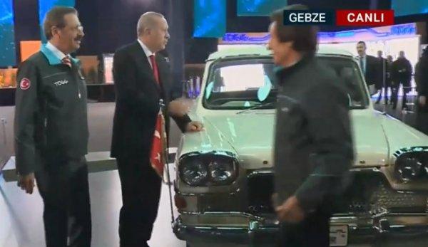 Yerli otomobilinin tanıtımında 'Devrim' de vardı