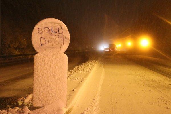 Bolu Dağı'nda kar yağışı etkisini artırdı