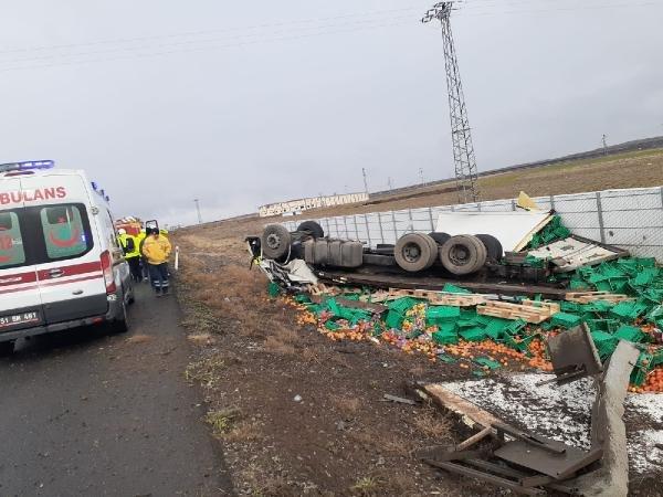 Sürücüsünün kontrolünü kaybettiği tır devrildi: 2 ölü