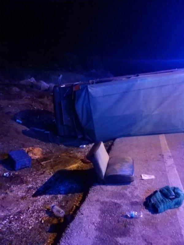 Çanakkale'de göçmenleri taşıyan kamyonet kaza yaptı