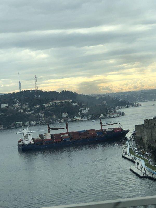 İstanbul Boğazı'nda gemi kıyıya çarptı