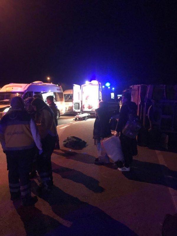 Çanakkale'de göçmenleri taşıyan kamyonet kaza yaptı