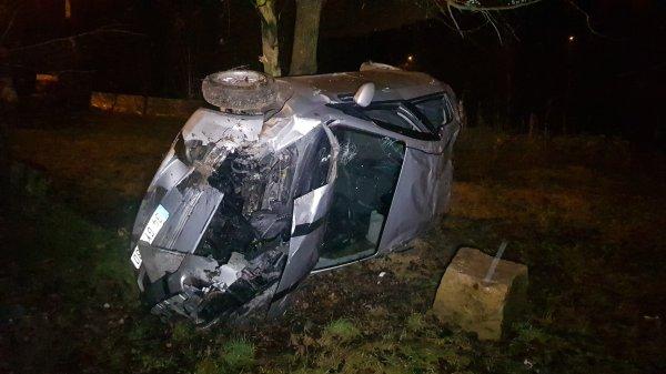 Karabük'te araç 35 metreden boş araziye düştü