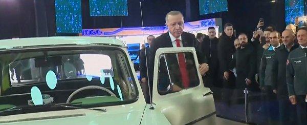 Yerli otomobilinin tanıtımında 'Devrim' de vardı