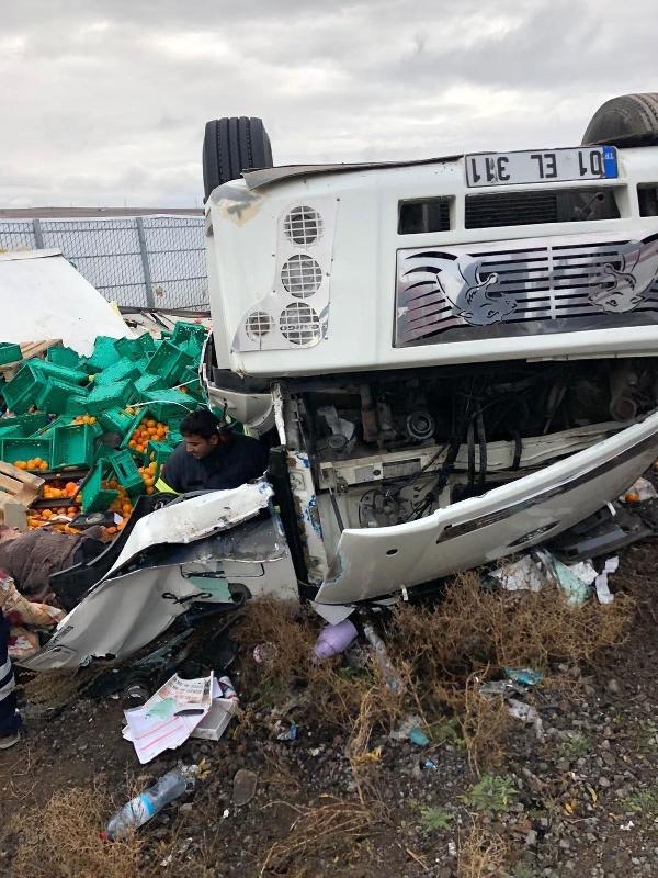 Sürücüsünün kontrolünü kaybettiği tır devrildi: 2 ölü