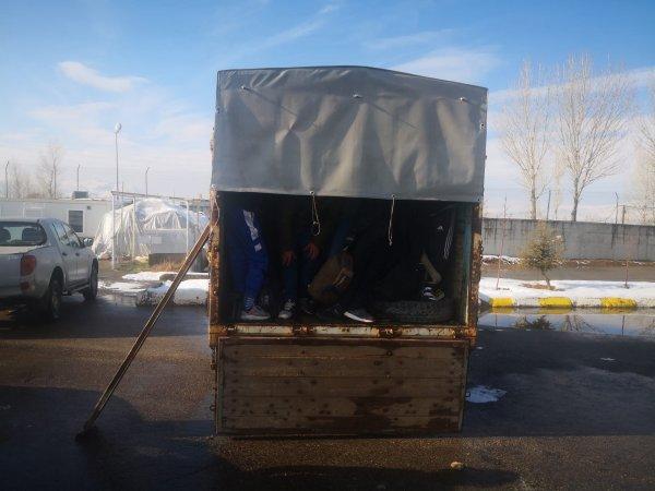 Van'da kamyon kasasında 63 kaçak göçmen yakalandı