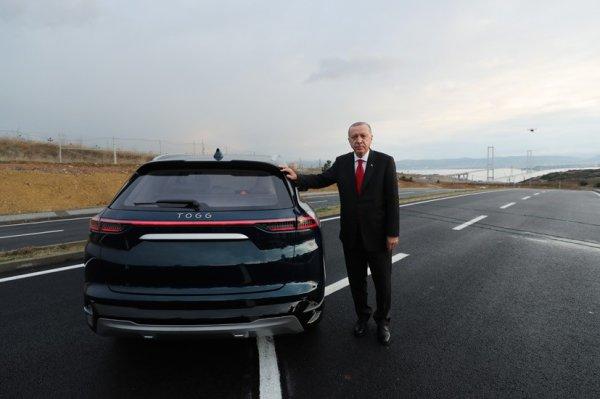 Cumhurbaşkanı eserleriyle poz verdi