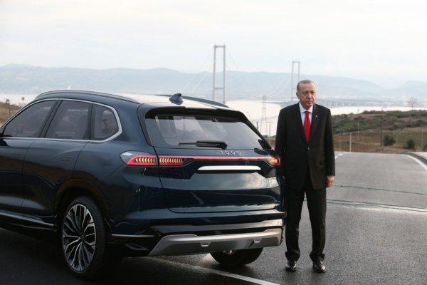 Cumhurbaşkanı eserleriyle poz verdi