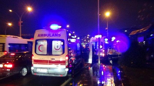 Diyarbakır'da otomobil refüje çarptı: 5 yaralı