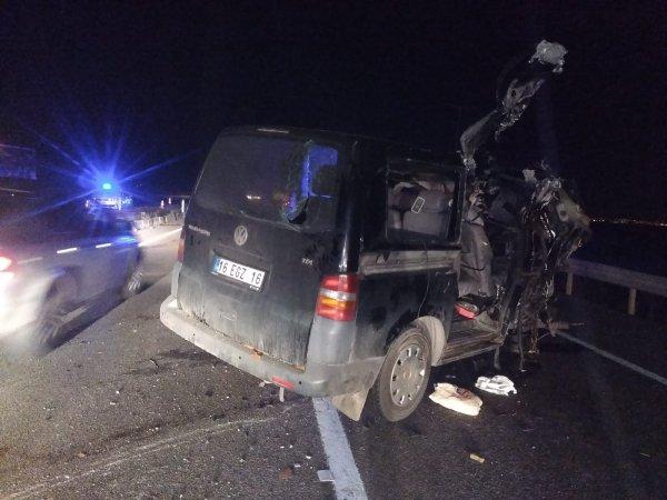 Bursa'da bir araç tıra arkadan çarptı: 2 ölü 1 yaralı