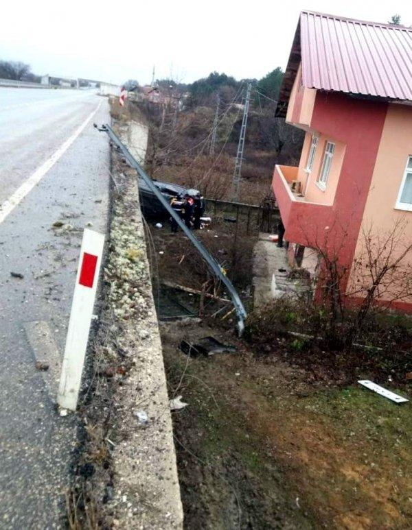 Kastamonu'da bir araç evin bahçesine uçtu:1 ölü 2 yaralı