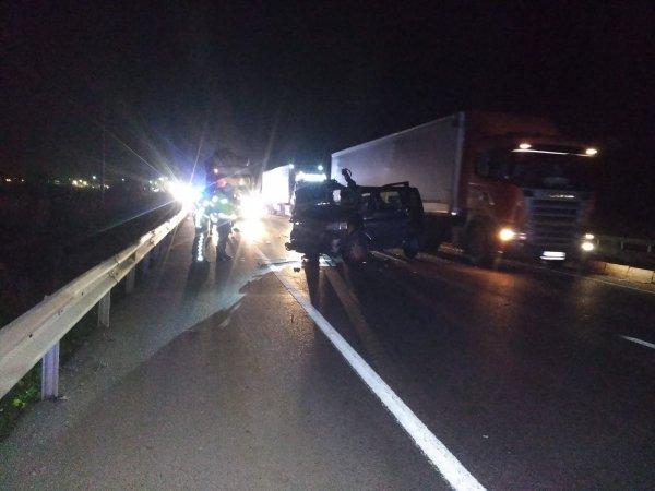 Bursa'da bir araç tıra arkadan çarptı: 2 ölü 1 yaralı